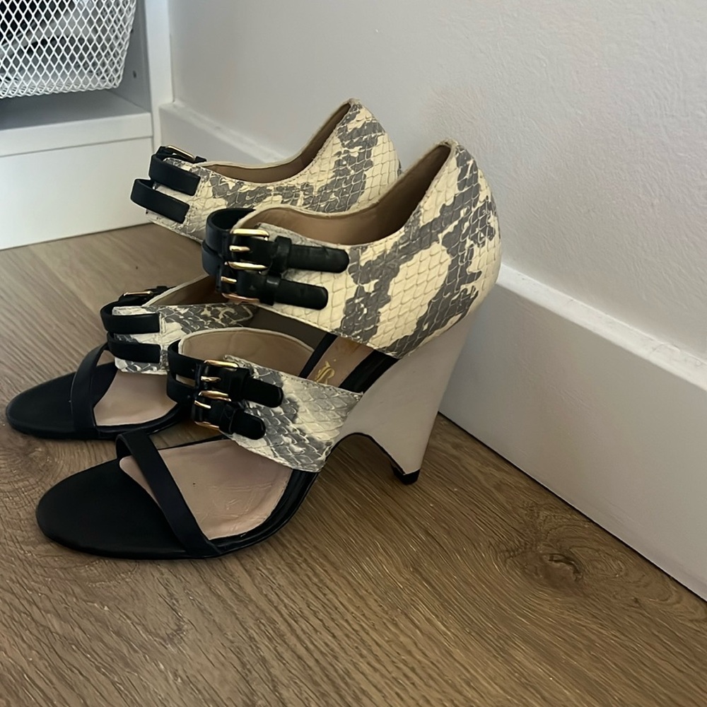 L.A.M.B. Shoe size 6
